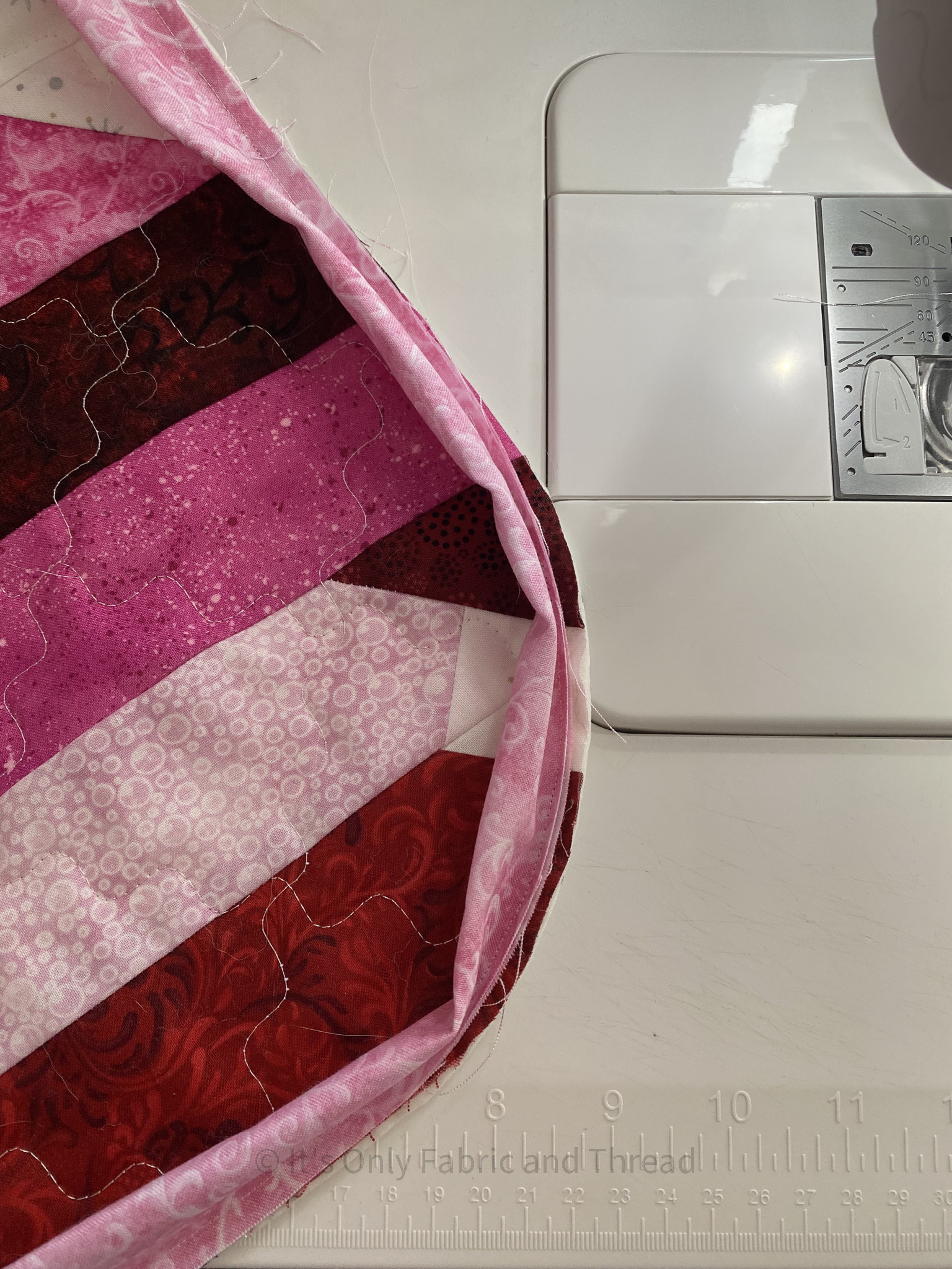 How to Finish Your Quilt with Rounded Corners It's Only Fabric And Thread