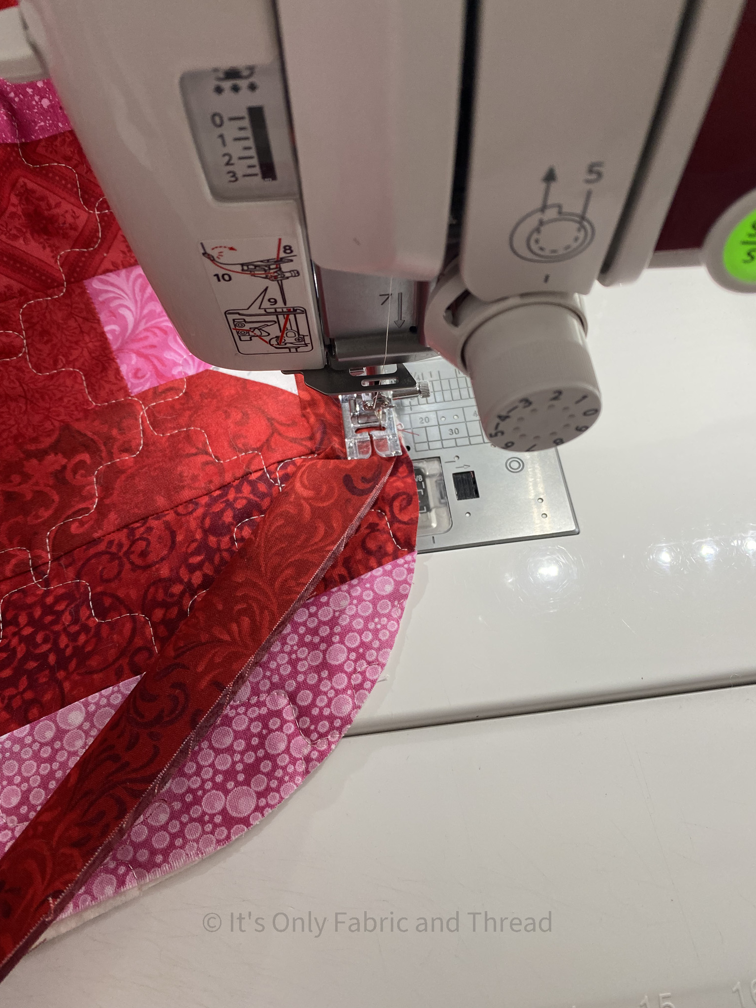 How to Finish Your Quilt with Rounded Corners - It's Only Fabric And Thread